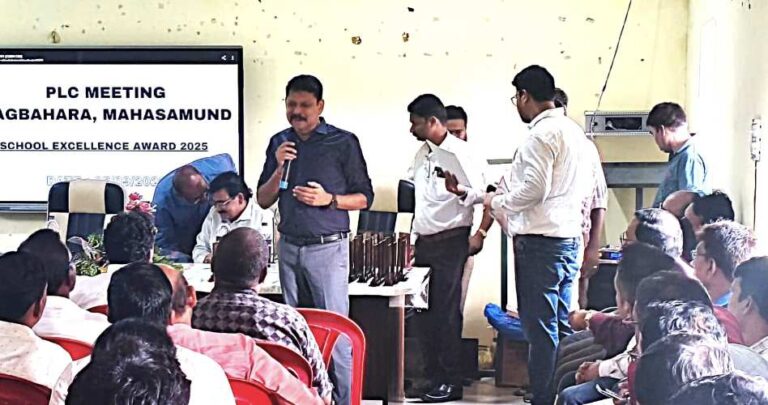 बागबाहरा अनुविभाग अंतर्गत शिक्षा क्षेत्र में उत्कृष्ट योगदान देने वाले शिक्षकों एवं संस्थानों को किया गया सम्मानित