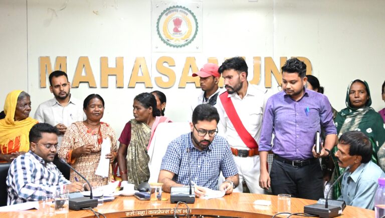 महासमुंद कलेक्टर ने जन चौपाल में सुनी आम जनों की समस्याएं अधिकारियों को शीघ्र निराकरण के दिए निर्देश