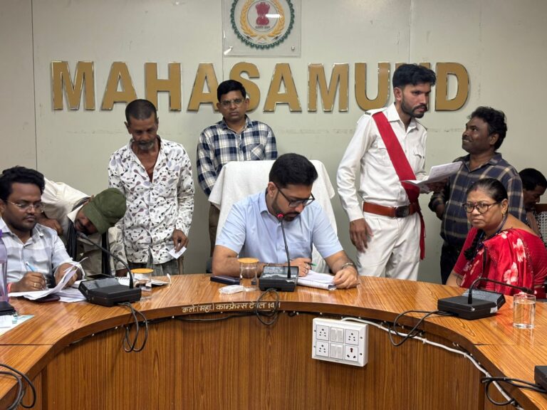 महासमुंद कलेक्टर ने जन चौपाल में सुनी आम जनों की समस्याएं अधिकारियों को शीघ्र निराकरण के दिए निर्देश