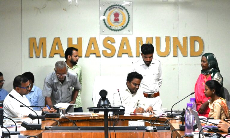 महासमुंद/प्रभारी कलेक्टर श्री नंदनवार ने जन चौपाल में सुनी आम जनों की समस्याएं अधिकारियों को शीघ्र निराकरण के दिए निर्देश