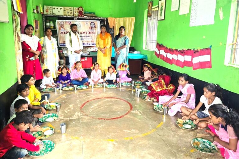 महासमुंद/आंगनबाड़ी केंद्र में कन्या भोज का आयोजन बच्चों को बेहतर स्वास्थ्य और पोषण की जानकारी दी गई