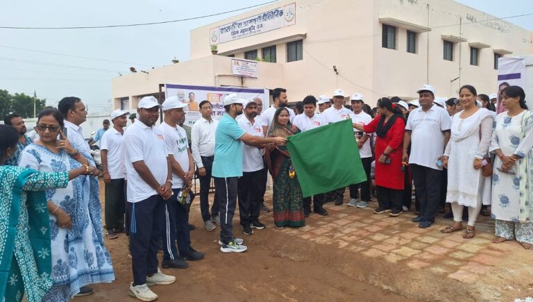 महासमुंद नशा मुक्त भारत अभियान अंतर्गत सेवा मैराथन दौड़ कलेक्टर ने हरी झंडी दिखाकर किया रवाना विजेताओं को किया गया सम्मानित रास्ता बदल सकते है मंजिल को नहीं – विधायक श्री योगेश्वर राजू सिन्हा