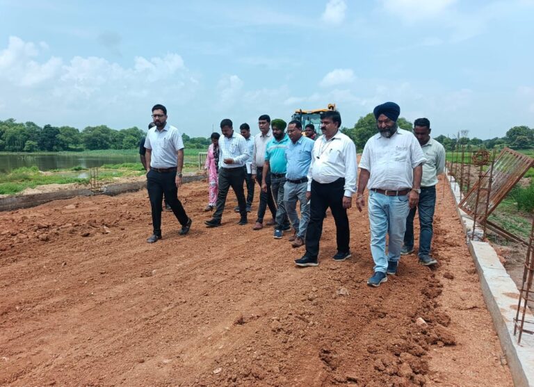 महासमुंद कलेक्टर श्री लंगेह ने गढ़फूलझर में पाथवे, चौपाटी एवं उद्यान निर्माण कार्यों का किया निरीक्षण सभी कार्यों को समय सीमा में गुणवत्तापूर्ण ढंग से पूर्ण करने के दिए निर्देश