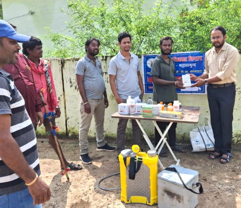 महासमुंद सेवा पर्व एवं आदि कर्मयोगी अभियान अंतर्गत ग्रामों में विविध गतिविधियों का आयोजन पशुपालन विभाग द्वारा टीकाकरण एवं उद्यानिकी विभाग द्वारा पौध वितरण किया गया