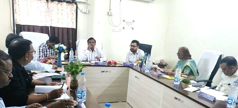 महासमुंद कमिश्नर की अध्यक्षता में शासकीय चिकित्सा महाविद्यालय महासमुन्द के प्रबंधकारिणी समिति की बैठक सम्पन्न