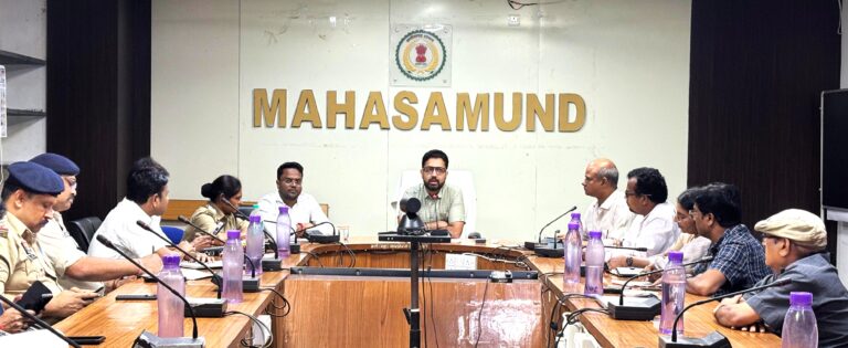 महासमुंद नवरात्रि एवं दशहरा पर्व को लेकर जिला शांति समिति की बैठक सम्पन्न व्हीकल माउंटेन डीजे पूर्णतः प्रतिबंधित शांति एवं सौहाद्रणूर्ण तरीके से पर्वों को मनाने की अपील – कलेक्टर