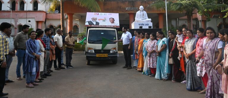 महासमुंद कलेक्टर श्री लंगेह ने सुपोषण रथ को हरी झंडी दिखाकर किया रवाना