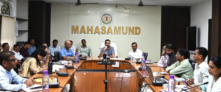 महासमुंद कलेक्टर ने ली साप्ताहिक समय सीमा की बैठक स्कूल, छात्रावास, आंगनवाड़ी केन्द्रांे में दी जाने वाली भोजन गुणवत्तापूर्ण हो, सफाई का रखे विशेष ध्यान