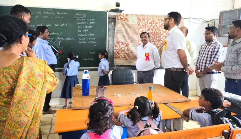महासमुंद/रायपुर संभागीय कमिश्नर श्री कांवरे द्वारा शासकीय विद्यालयों का निरीक्षण बच्चों के जिज्ञासुपन और अनुशासन से प्रभावित हुए कमिश्नर