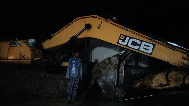 महासमुंद : महानदी क्षेत्र मे कलेक्टर के निर्देश पर छापेमारी, अवैध उत्खनन में प्रयुक्त वाहन जब्त