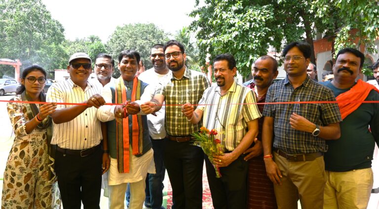 महासमुंद सेवा पखवाड़ा एवं विकसित भारत पर आधारित छायाचित्र प्रदर्शनी का विधायक श्री सिन्हा ने किया शुभारंभ