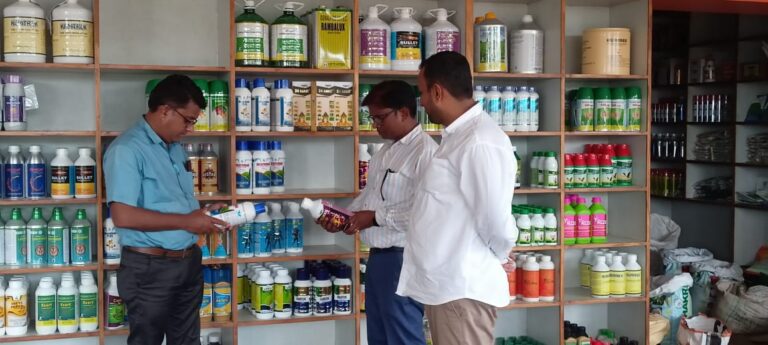 बसना-पिथौरा उर्वरक दुकानों का औचक निरीक्षण अनियमितता पाए जाने पर पांच उर्वरक विक्रेताओं को कारण बताओ नोटिस जारी