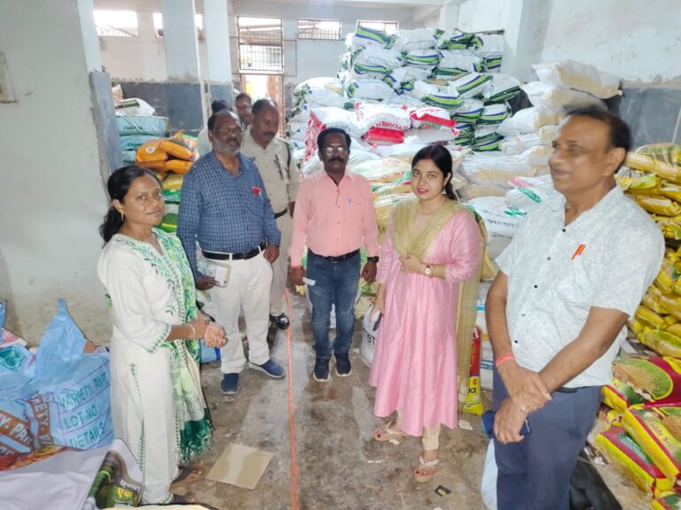 महासमुंद कृषि विभाग द्वारा कृषि आदान केन्द्रों का सतत निरीक्षण  35 दुकानों के लाइसेंस निलंबित एवं 20 दुकानों को कारण बताओं नोटिस जारी