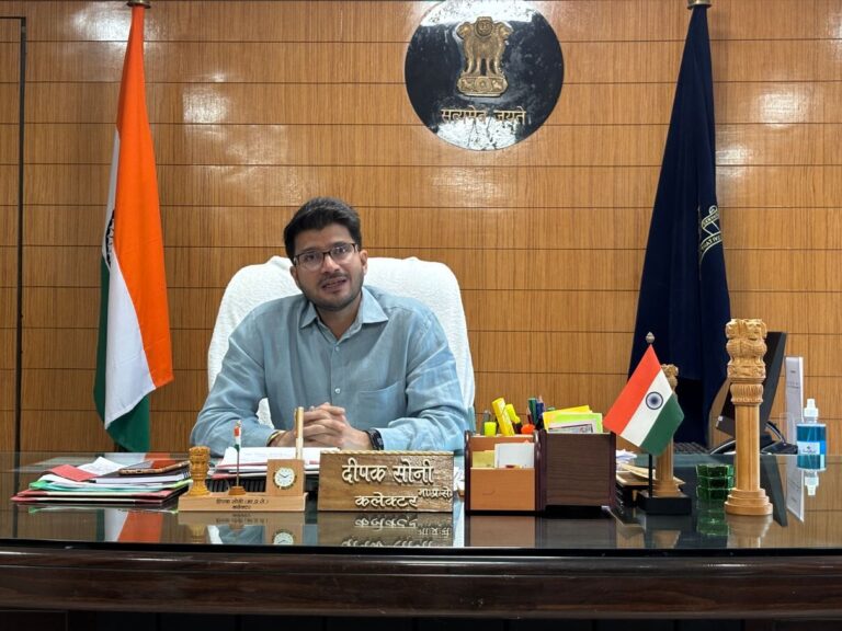 बलौदाबाजार कलेक्टर दीपक सोनी की पहल — दीपावली पर मिट्टी के दीयों को बढ़ावा, साथ ही कोषालय के स्ट्रांग रूम का किया निरीक्षण