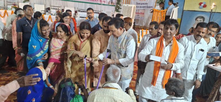 महासमुंद : 500 वृद्धजनो को छड़ी,श्रवण यंत्र, ट्राई सायकल,साड़ी,धोती व्हील चेयर प्रदान किया गया अंतर्राष्ट्रीय वृद्धजन दिवस पर वरिष्ठ नागरिकों का सम्मान