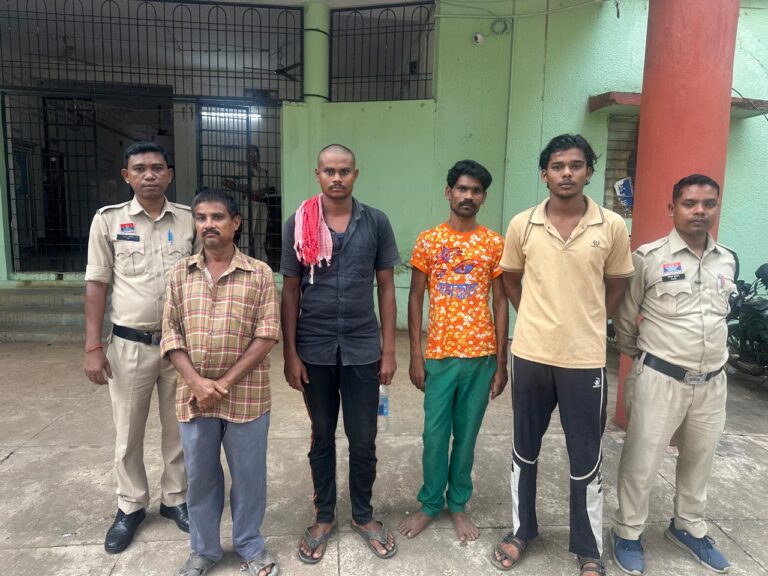 CG: महासमुंद बलौदाबाजार :  पुलिस की तड़के कार्रवाई — सैकड़ों ठिकानों पर दबिश, 100 आरोपी गिरफ्तार, गांजा-शराब व हथियार जप्त