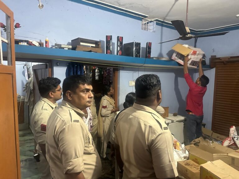 CG: महासमुंद बलौदाबाजार पुलिस की तड़के कार्रवाई — सैकड़ों ठिकानों पर दबिश, 100 आरोपी गिरफ्तार, गांजा-शराब व हथियार जप्त 