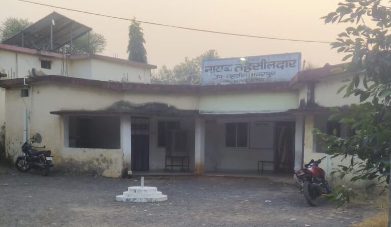 बसना : 120 गांव की कहानी एक फाइल, कई किलोमीटर, कई चक्कर… आखिर क्यों भंवरपुर क्षेत्र के लोग न्याय और राहत के लिए बसना जाने को मजबूर हैं?