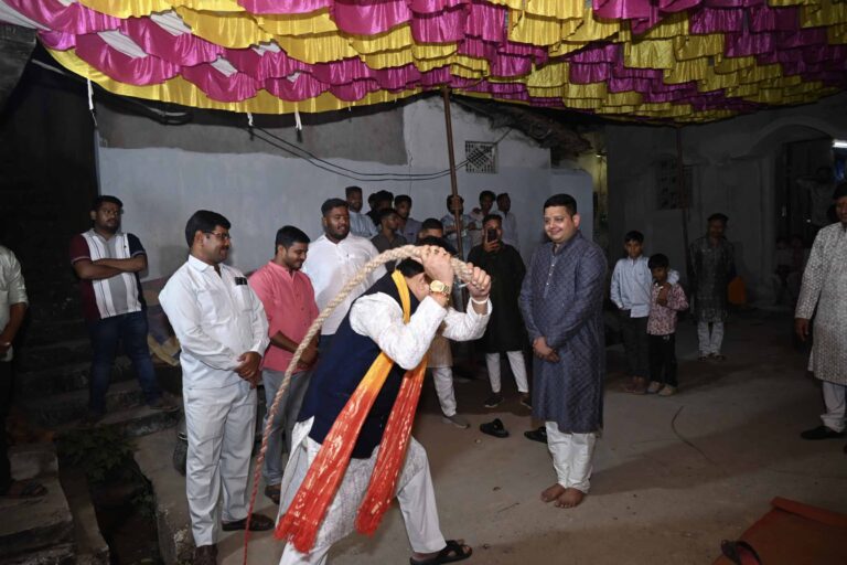 बसना : विधायक डॉ. संपत अग्रवाल ने निभाई सोंटा खाने की परंपरा, कहा- गौरा-गौरी पूजा सामाजिक एकता का सुंदर प्रतीक है