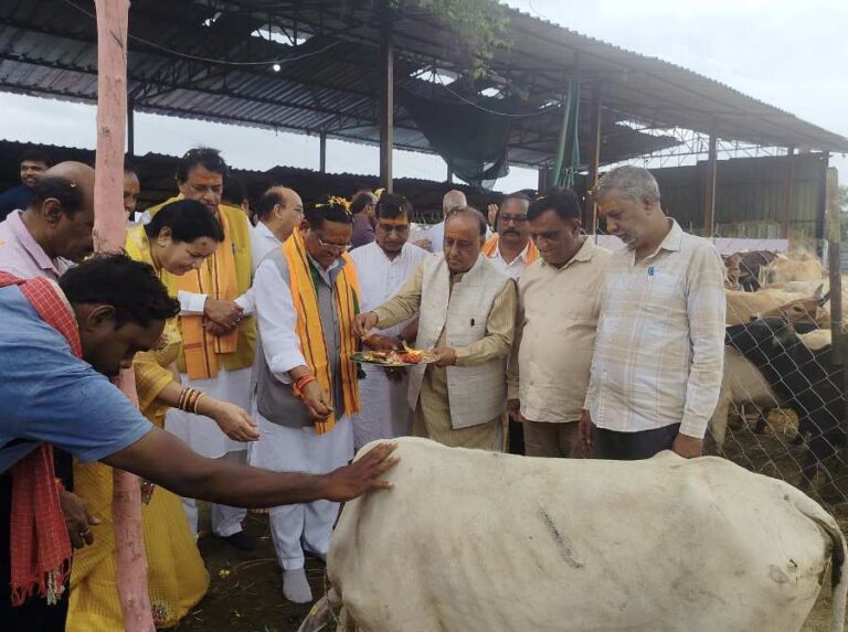 सरायपाली : गौ सेवा के प्रति जागरूकता का संदेश ज़िला पंचायत सदस्य लोकनाथ बारिक बने गौ अष्टमी कार्यक्रम के सहभागी