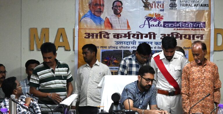 महासमुंद कलेक्टर ने जनदर्शन में सुनी आम जनों की समस्याएं, अधिकारियों को शीघ्र निराकरण के दिए निर्देश