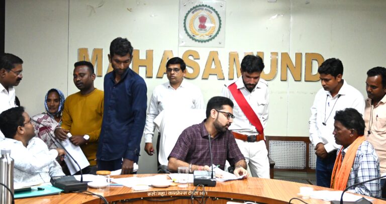 महासमुंद/कलेक्टर ने जन चौपाल में सुनी आम जनों की समस्याएं, दिए निराकरण के निर्देश