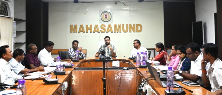 महासमुंद/कलेक्टर ने ली आदि कर्मयोगी अभियान की समीक्षा बैठक ग्राम एक्शन प्लान व्यवहारिक और क्रियान्वयन योग्य हो – कलेक्टर श्री लंगेह