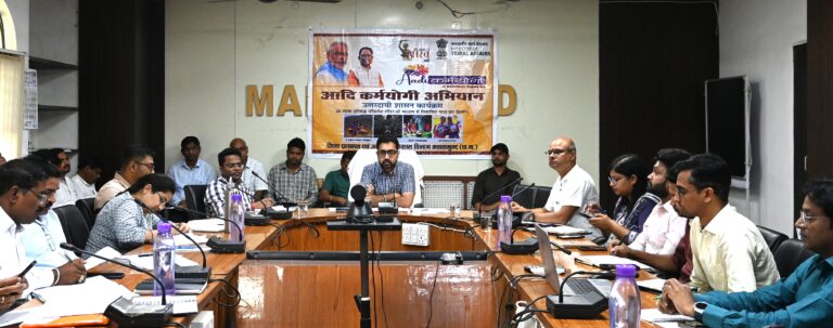 महासमुंद कलेक्टर ने ली साप्ताहिक समय सीमा की बैठक कलेक्टर श्री लंगेह ने की विकास कार्यों के प्रगति की समीक्षा, कार्यों में गति लाने के दिए निर्देश