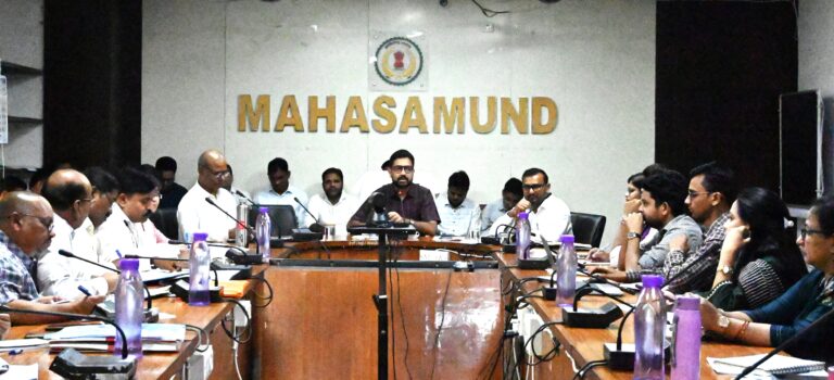 महासमुंद :अवैध धान परिवहन, डम्पिंग पर अधिकारियों को छापामार कार्रवाई के निर्देश — बिचौलियों की सूची तैयार कर 182 धान खरीदी केन्द्रों में साफ-सफाई व उचित प्रबंधन करने के निर्देश