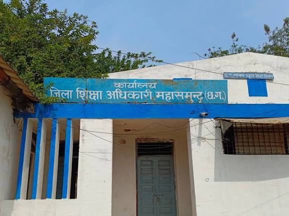 महासमुंद : छात्राओं की चीखें दब गईं फाइलों में — बसना छात्रावास में जांच पूरी, पर इंसाफ़ लापता अधिकारी अब भी मौन!