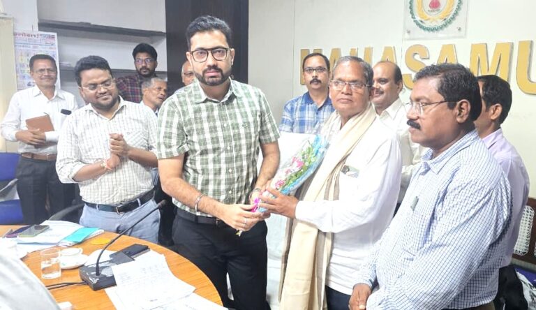 महासमुंद/शिक्षक रमेश लाल पटेल को सेवानिवृत्ति के दिन ही मिला पेंशन भुगतान आदेश कलेक्टर श्री लंगेह ने शॉल एवं श्रीफल से सम्मानित किया