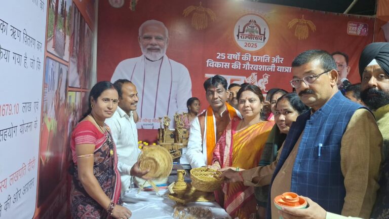 महासमुंद राज्योत्सव 2025 का शुभारंभ :सांसद श्रीमती रूपकुमारी चौधरी ने किया विभिन्न विभागों द्वारा लगाएं गए स्टॉल का अवलोकन हितग्राहियों को किया समाग्री वितरण