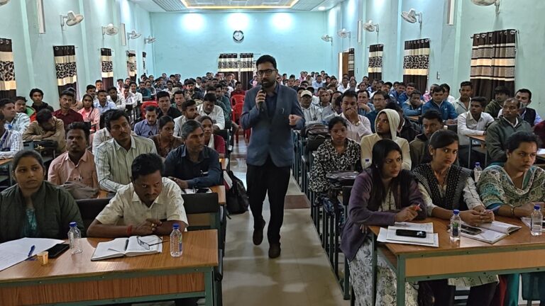 महासमुंद प्रभारी प्रबंधक एवं डाटा ऑपरेटरों का प्रशिक्षण धान खरीदी में संलग्न कर्मचारियों की अनुपस्थिति और अनियमितता पाए जाने पर होंगी कार्रवाई शासन के नियमानुसार खरीदी करें: कलेक्टर श्री विनय लंगेह