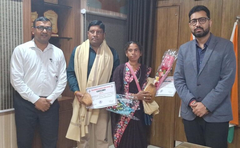 बसना/एसआईआर में उत्कृष्ट कार्य के लिए बीएलओ कांति बाई तथा वालेंटियर सम्मानित जिला निर्वाचन अधिकारी श्री विनय लंगेह ने बसना विधानसभा के बीएलओ को किया सम्मानित