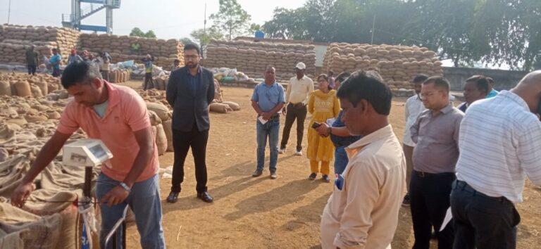 महासमुंद/कलेक्टर श्री विनय कुमार लंगेह ने किया धान उपार्जन केंद्र बिरकोनी, आछोला, तुमगांव, भोरिंग एवं जोबा का औचक निरीक्षण व्यवस्थाओं का लिया जायज़ा, अधिकारियों को दिए आवश्यक निर्देश