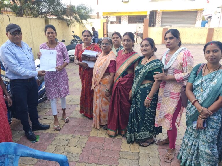 रायपुर : मतदाता सूचियों का विशेष गहन पुनरीक्षण आज से प्रारंभ सभी विधानसभा क्षेत्रों में बीएलओ ने घर-घर जाकर बांटे गणना प्रपत्र