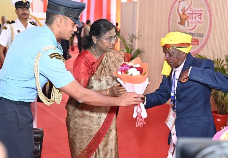 छत्तीसगढ़: राष्ट्रपति श्रीमती द्रौपदी मुर्मु ने जनजातीय समाज प्रमुखों और स्वतंत्रता संग्राम सेनानियों से की मुलाकात पण्डो जनजाति के बसन्त पण्डो से मिलकर जाना कुशलक्षेम, शॉल भेंट कर किया सम्मान