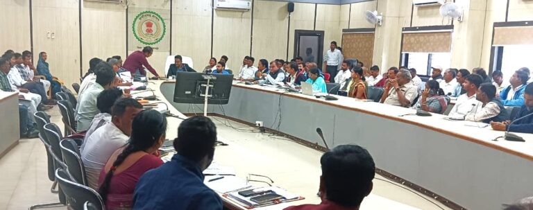 महासमुंद/जल संरक्षण, स्वच्छता एवं 15वें वित्त की प्रगति की विस्तृत समीक्षा जिला पंचायत सीईओ श्री हेमंत नंदनवार ने दिए आवश्यक निर्देश