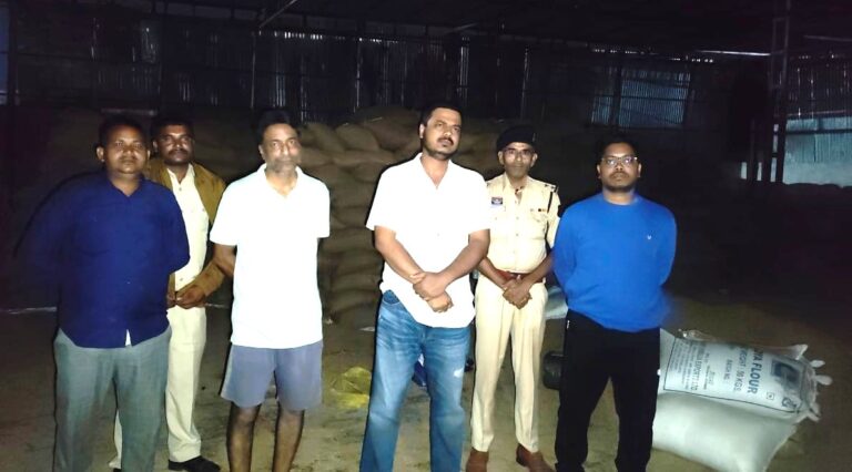 अवैध धान भंडारण एवं परिवहन पर कड़ी निगरानी के तहत तहसील पिथौरा ग्राम भुरकोनी में 1265 बोरी अवैध धान जप्त