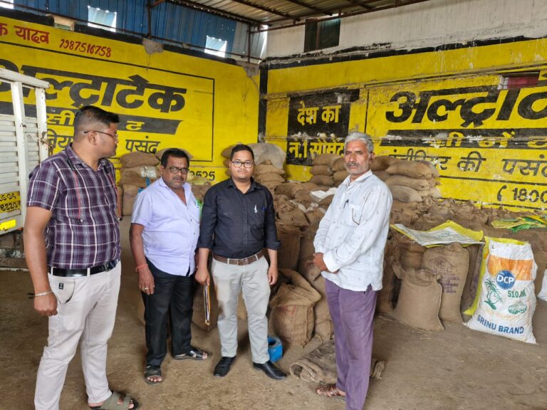 महासमुंद/अवैध धान भंडारण पर कार्यवाही, दो प्रतिष्ठानों से कुल 152 कट्टा धान जप्त