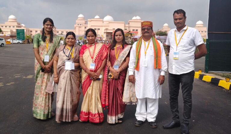 सरायपाली : प्रधानमंत्री नरेंद्र मोदी के राज्योत्सव कार्यक्रम में भाग लेने जनप्रतिनिधि पहुँचे