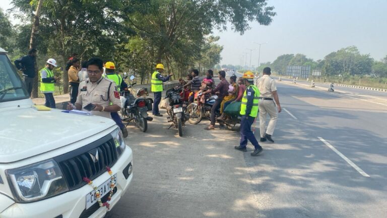 महासमुंद: हाईवे पर क्या चल रहा था? पुलिस और टोल की कार्रवाई ने बढ़ाई हलचलNH-53 पर संयुक्त सुरक्षा अभियान: पुलिस व टोल टीम ने मिलकर चालकों को किया जागरूक, नियम उल्लंघन