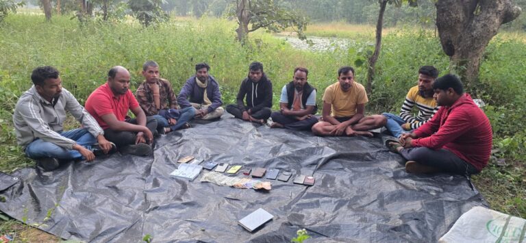 पिथौरा: जंगल में जुआ अड्डे पर पुलिस की बड़ी रेड, 9 जुआरी गिरफ्तार – 11 बाइक, 11 मोबाइल और नकदी बरामद, कुल ज़ब्ती 5.96 लाख