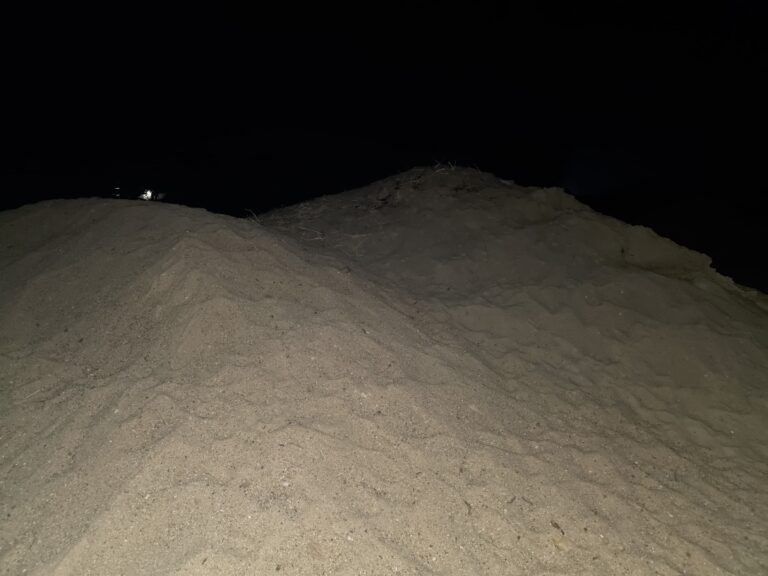 सरायपाली/अवैध रूप से भंडारित रेत-गिट्टी पर राजस्व विभाग की बड़ी कार्रवाई, भारी मात्रा में सामग्री जप्त