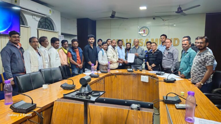 महासमुंद/जिला सहकारी समिति कर्मचारी संघ एवं आपरेटर संघ के कर्मचारियों की हड़ताल समाप्त 21नवंबर से लौटेंगे काम पर