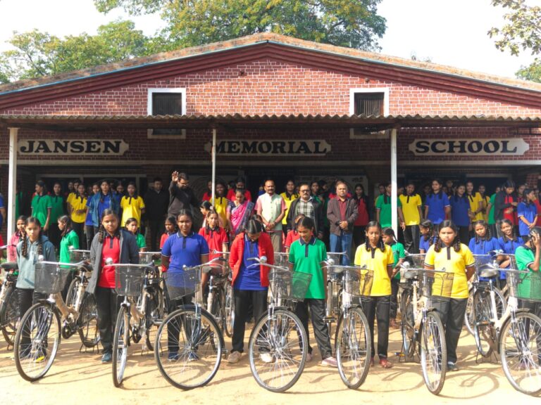 पिथौरा: जगदीशपुर में सरस्वती साइकिल योजना के अंतर्गत कक्षा नवमीं की 37 छात्राओं को सरस्वती साइकिल वितरण किया गया। 