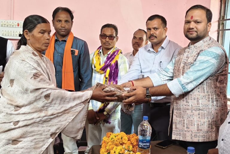 बसना/गाँव की स्वास्थ्य सुरक्षा की असली पहरेदार हैं मितानिन बहनें : प्रकाश जनपद सभापति प्रकाश सिन्हा ने ग्राम अंकोरी में मितानिन दिवस पर 12 गाँवों की मितानिन बहनों का सम्मान किया