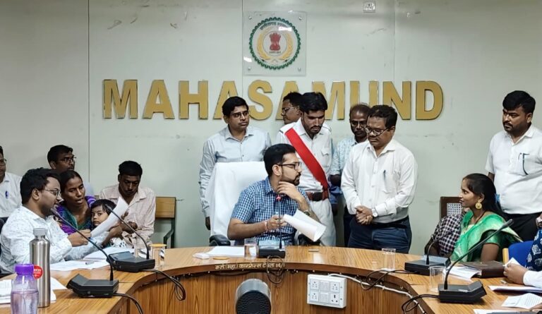 महासमुंद/कलेक्टर श्री लंगेह ने जन चौपाल में सुनी लोगों की समस्याएं, दिए निराकरण के निर्देश