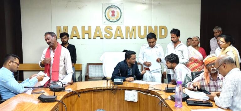 महासमुंद/सीईओ श्री हेमंत नंदनवार ने जन चौपाल में सुनी लोगों की मांग एवं समस्याएं