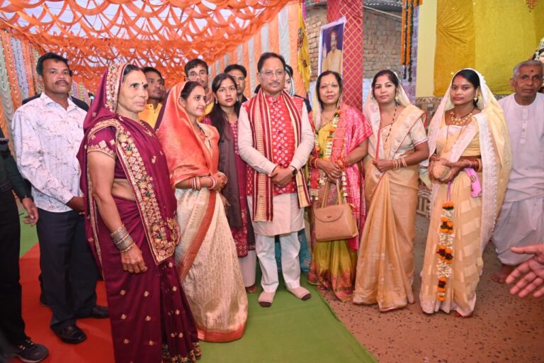 बसना-सलखंड में पहुंचे मुख्यमंत्री विष्णुदेव साय: मां महालक्ष्मी की आराधना, विकसित छत्तीसगढ़ को वर्ष 2047 तक विकसित राज्य बनाने के संकल्प और मोदी की गारंटी को पूरा करने संकल्पित